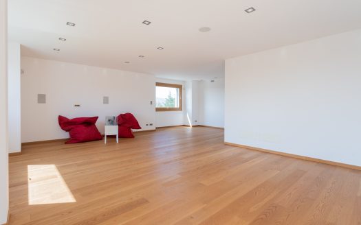 Wonderful single villa for sale in Merate.