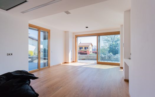 Wonderful single villa for sale in Merate.