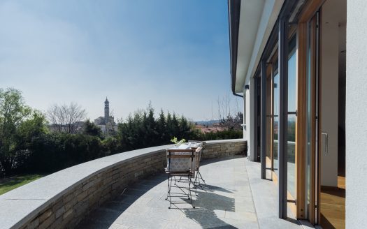 Wonderful single villa for sale in Merate.