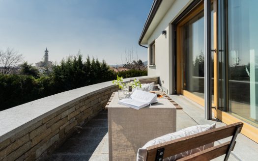 Wonderful single villa for sale in Merate.