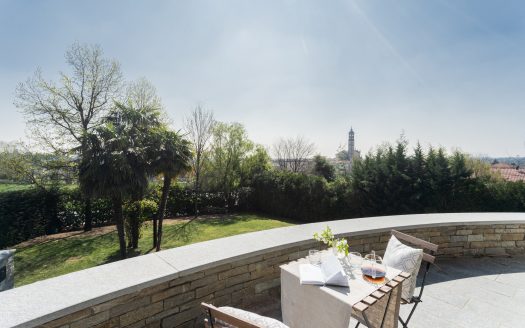 Wonderful single villa for sale in Merate.