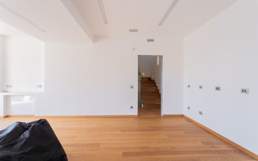 Wonderful single villa for sale in Merate.