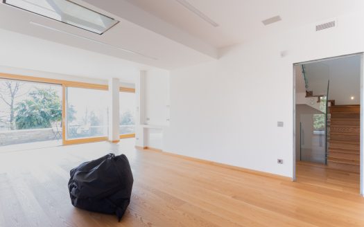 Wonderful single villa for sale in Merate.