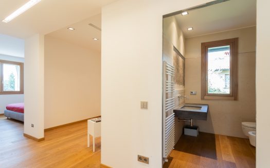 Wonderful single villa for sale in Merate.