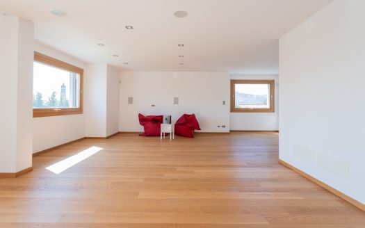 Wonderful single villa for sale in Merate.