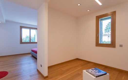 Wonderful single villa for sale in Merate.