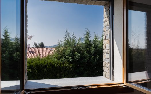 Wonderful single villa for sale in Merate.