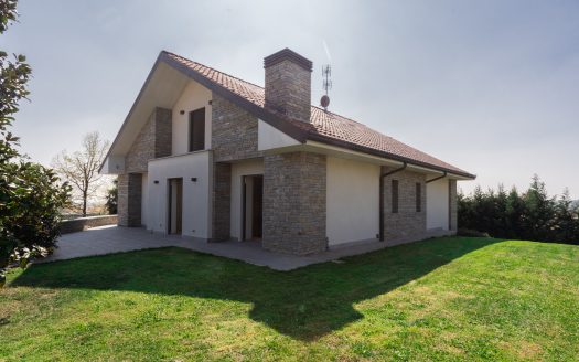 Wonderful single villa for sale in Merate.