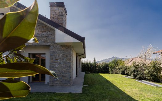 Wonderful single villa for sale in Merate.