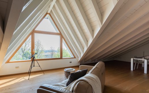 Wonderful single villa for sale in Merate.