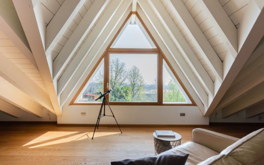 Wonderful single villa for sale in Merate.