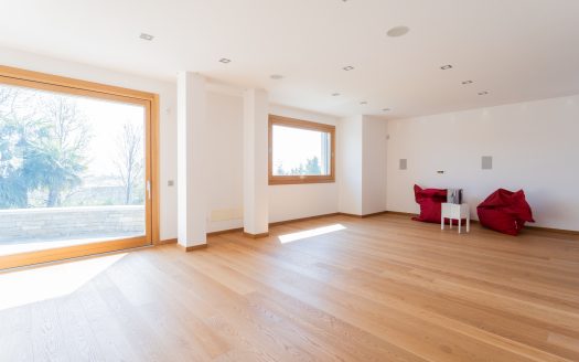 Wonderful single villa for sale in Merate.