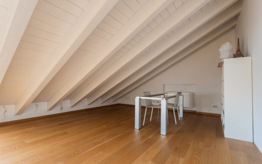 Wonderful single villa for sale in Merate.