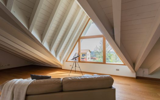 Wonderful single villa for sale in Merate.