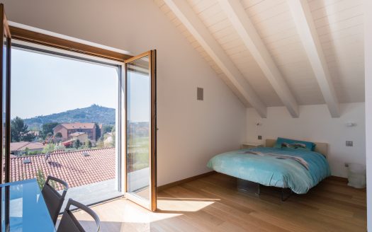 Wonderful single villa for sale in Merate.