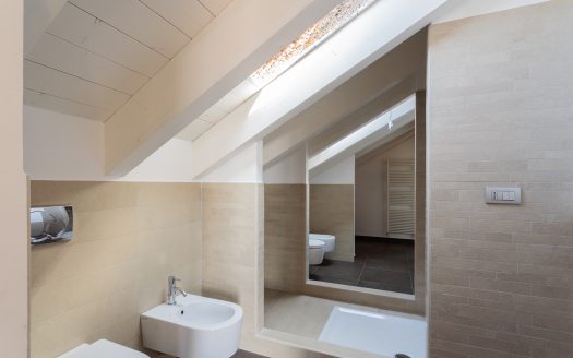 Wonderful single villa for sale in Merate.