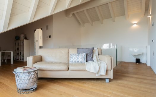 Wonderful single villa for sale in Merate.