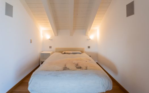 Wonderful single villa for sale in Merate.