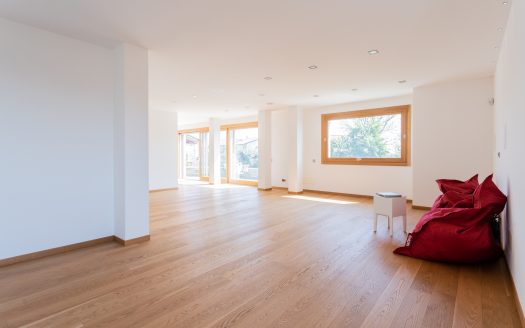 Wonderful single villa for sale in Merate.