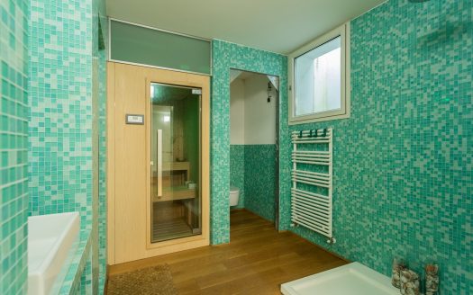 Wonderful single villa for sale in Merate.