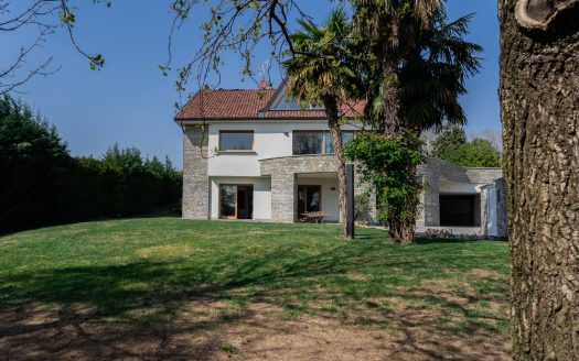 Wonderful single villa for sale in Merate.