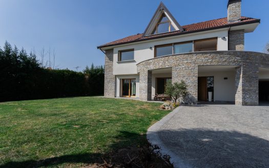 Wonderful single villa for sale in Merate.