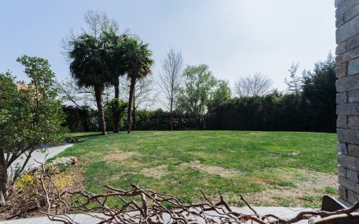 Wonderful single villa for sale in Merate.