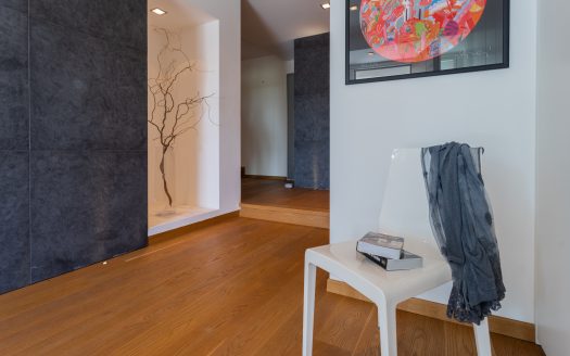 Wonderful single villa for sale in Merate.