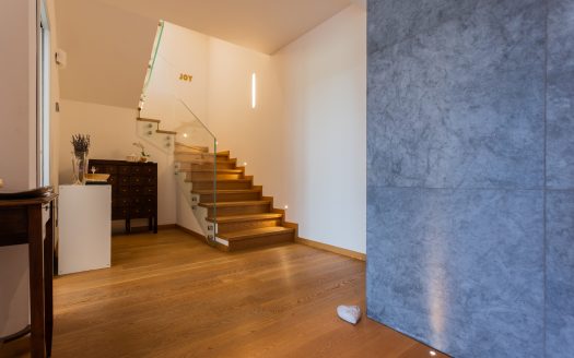 Wonderful single villa for sale in Merate.