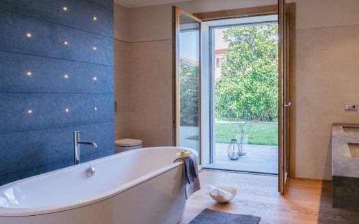 Wonderful single villa for sale in Merate.