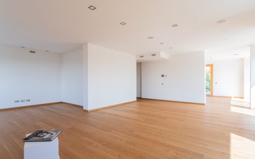 Wonderful single villa for sale in Merate.