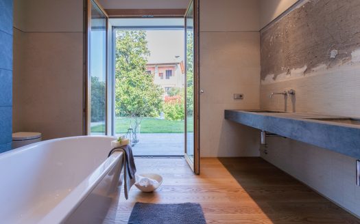 Wonderful single villa for sale in Merate.