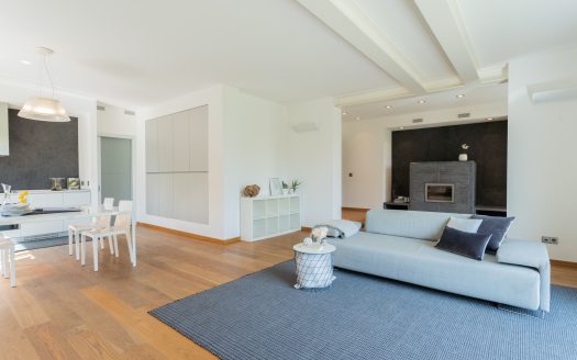 Wonderful single villa for sale in Merate.