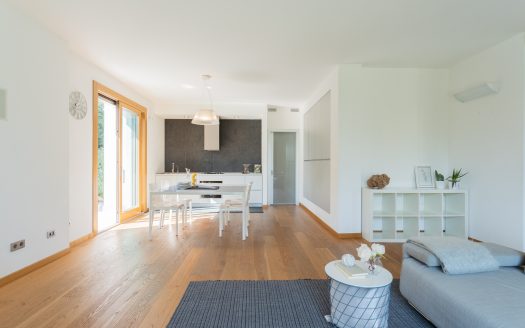 Wonderful single villa for sale in Merate.