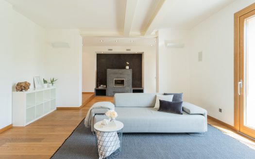 Wonderful single villa for sale in Merate.