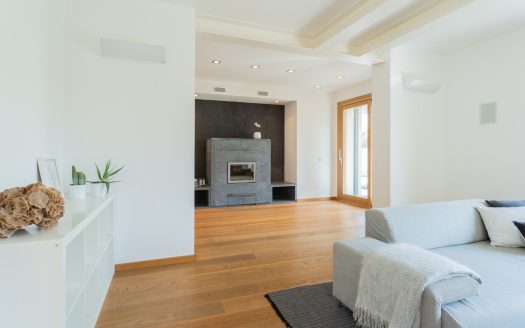 Wonderful single villa for sale in Merate.