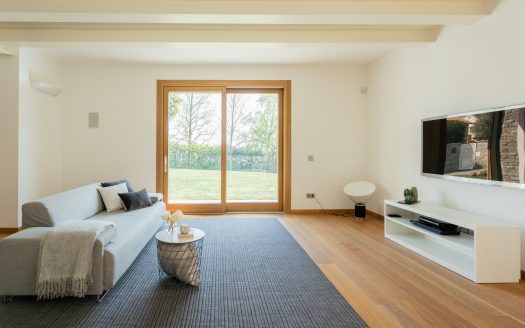 Wonderful single villa for sale in Merate.