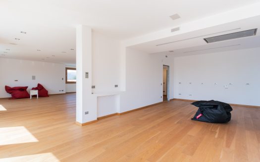 Wonderful single villa for sale in Merate.