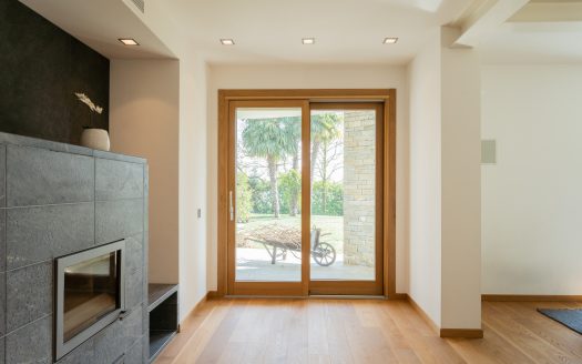 Wonderful single villa for sale in Merate.