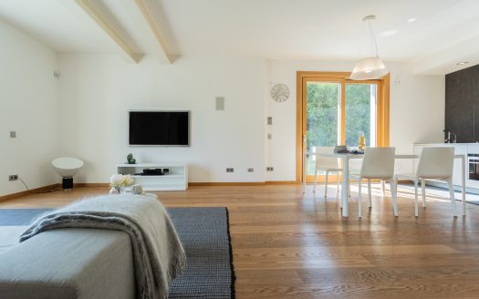 Wonderful single villa for sale in Merate.