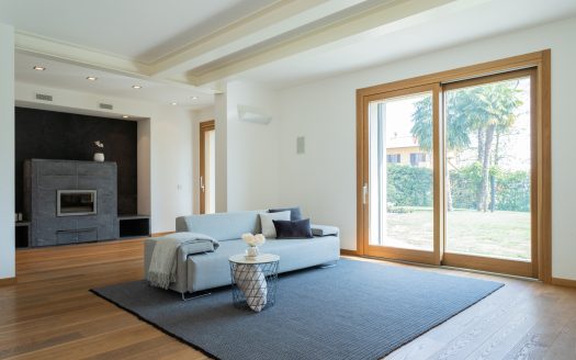 Wonderful single villa for sale in Merate.