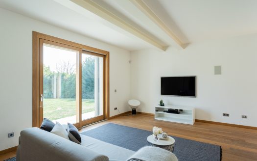 Wonderful single villa for sale in Merate.