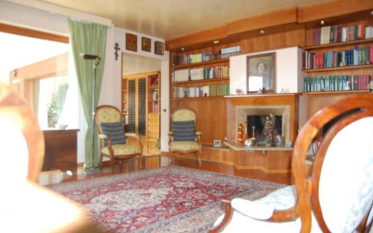 Arcore villa with pool and large garden.