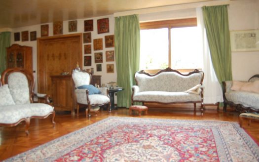 Arcore villa with pool and large garden.