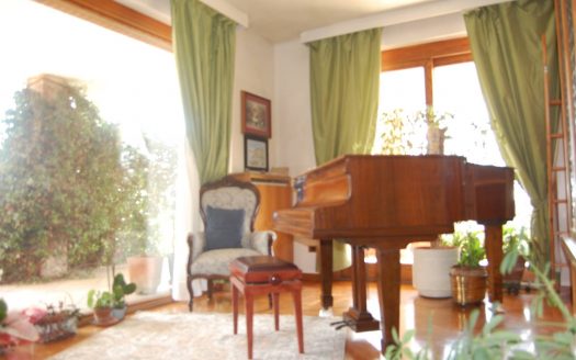 Arcore villa with pool and large garden.