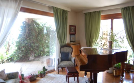 Arcore villa with pool and large garden.