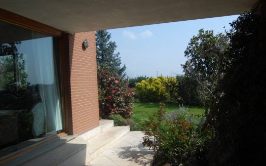 Arcore villa with pool and large garden.