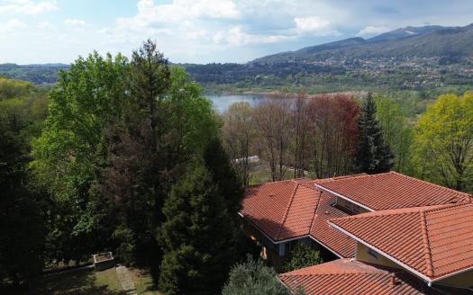 Living in a Single Villa with Pool, Park, and Lake Views