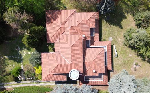 Living in a Single Villa with Pool, Park, and Lake Views