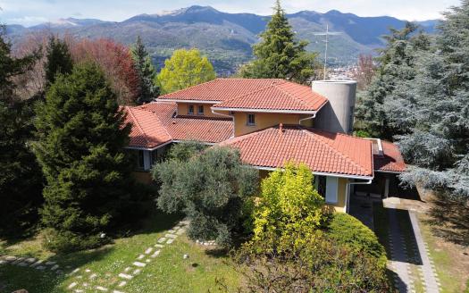 Living in a Single Villa with Pool, Park, and Lake Views